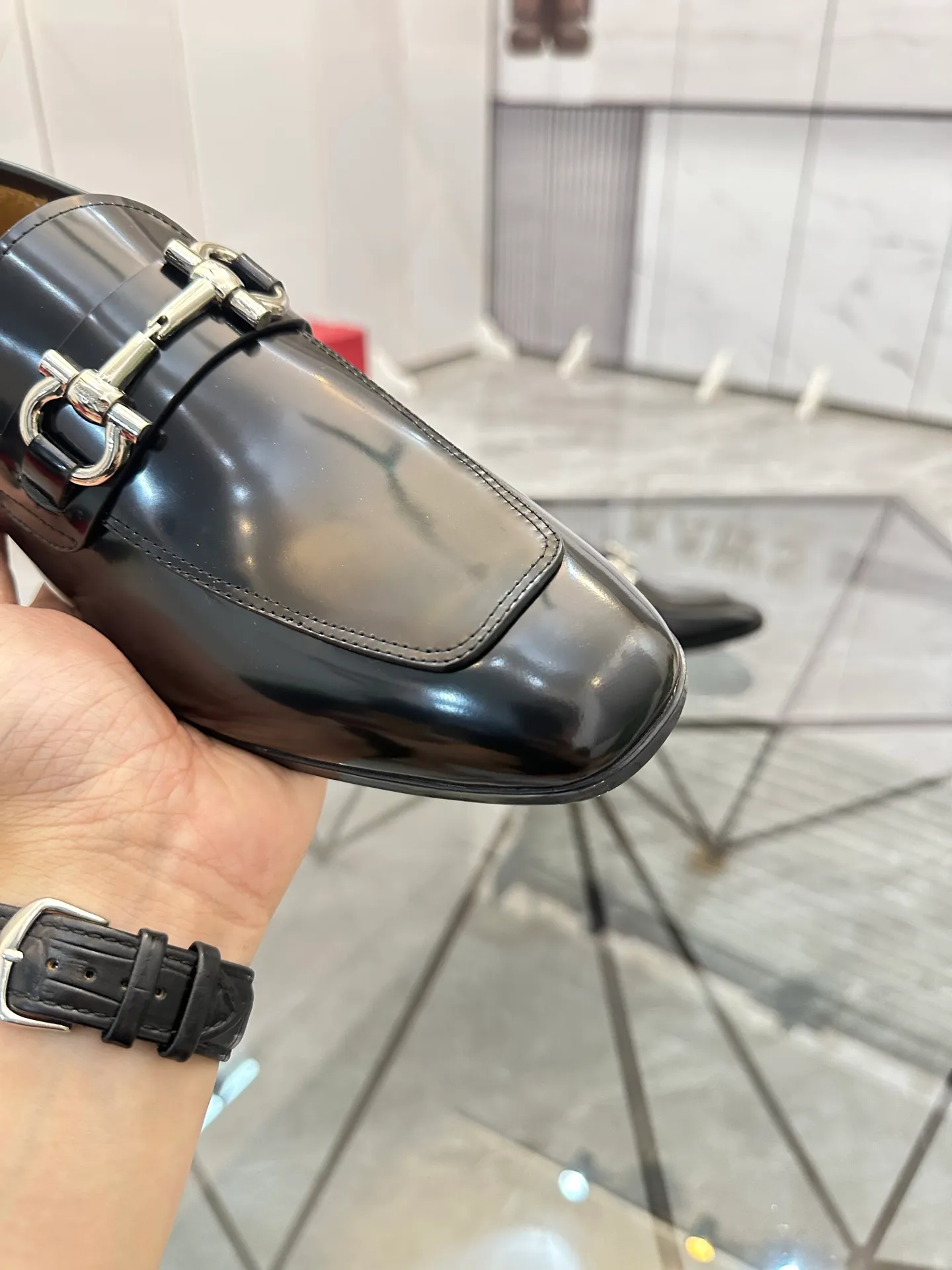 Men's shoes: 💰P640¥ High-end quality Product trademark: Ferragamo* "Ferragamo*" leather shoes Regular size: 38-44 (can be customized to 45.46.) Product materials: imported first-layer cowhide leather upper, cowhide lining, original outsole. Number: 688